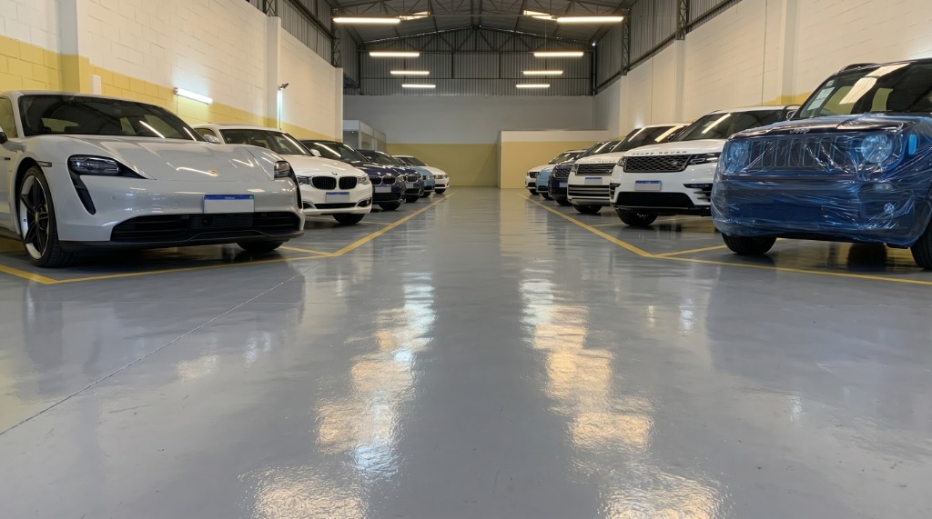 Frota de veículos premium aguardando blindagem na Security Cars